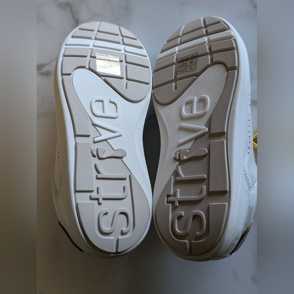 Strive Dakota Sneakers, New in Box- White w/ Silver Snakeskin, Size 7 (EU 38) - Picture 5 of 5